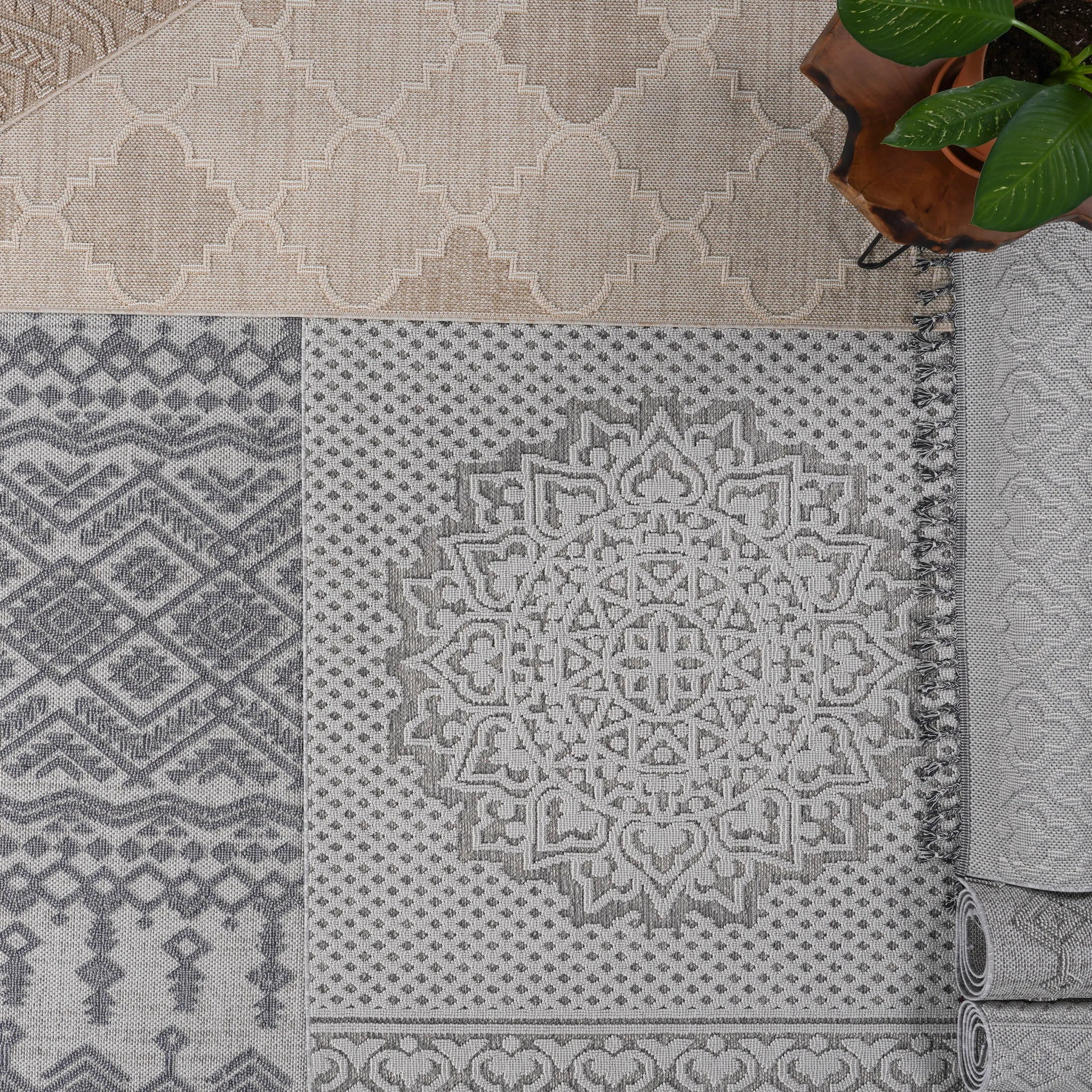 NAAR Guros Collection 2X8 White/Grey /Trellis Indoor/Outdoor Area Rug